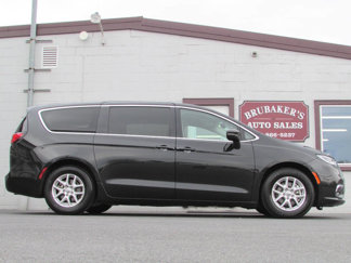 Used 2023 Chrysler Pacifica Touring-L image 1
