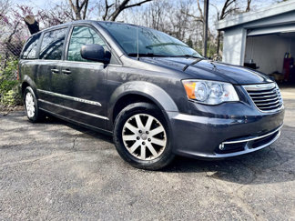 Used 2016 Chrysler Town & Country Touring image 1