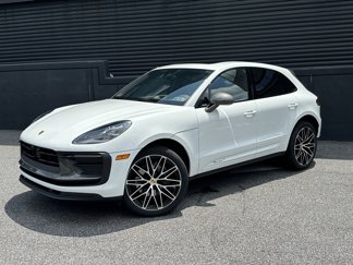 Certified 2025 Porsche Macan image 1