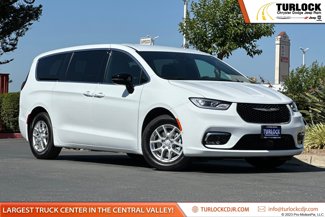 New 2025 Chrysler Pacifica Select image 1