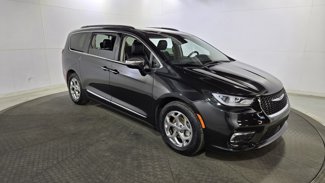 Used 2023 Chrysler Pacifica Limited image 1