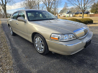 Used 2005 Lincoln Town Car Signature Limited image 1