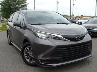 Used 2021 Toyota Sienna LE image 1