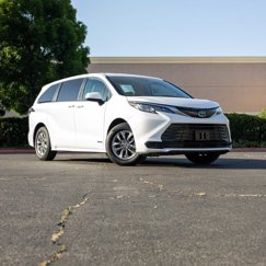 Used 2021 Toyota Sienna LE image 1