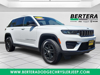 Used 2024 Jeep Grand Cherokee Laredo image 1