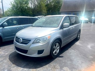 Used 2009 Volkswagen Routan SEL image 1