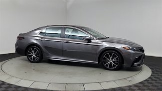 Used 2022 Toyota Camry SE image 1