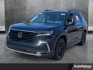 Used 2025 Honda Pilot Touring image 1