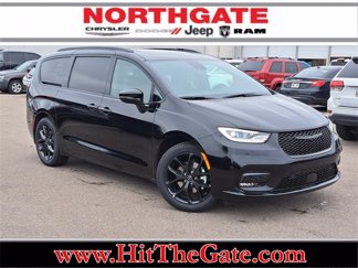 New 2026 Chrysler Pacifica Limited image 1