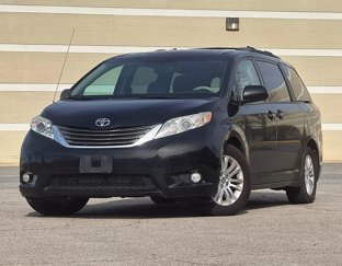 Used 2013 Toyota Sienna XLE image 1