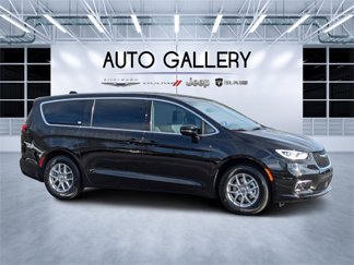 New 2025 Chrysler Pacifica Select image 1