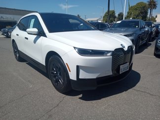 Used 2025 BMW iX xDrive50 image 1