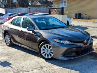 Used 2018 Toyota Camry LE image 1