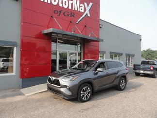 Used 2022 Toyota Highlander XLE image 1