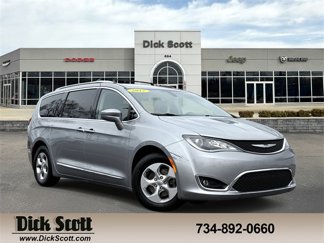Used 2017 Chrysler Pacifica Touring-L Plus image 1