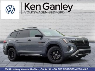 New 2025 Volkswagen Atlas Peak Edition SE image 1