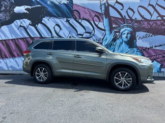 Used 2018 Toyota Highlander XLE image 1