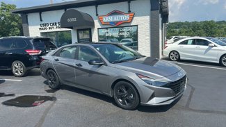 Used 2022 Hyundai Elantra Blue image 1