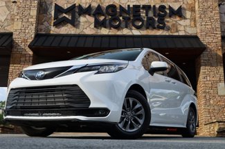 Used 2023 Toyota Sienna LE image 1