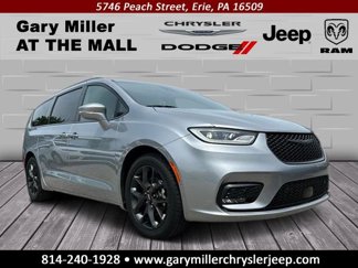 Used 2021 Chrysler Pacifica Touring-L w/ Uconnect Theater Family Group image 1