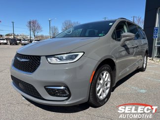 Used 2022 Chrysler Pacifica Touring-L image 1