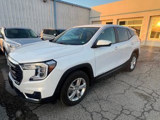 Used 2024 GMC Terrain SLE image 1