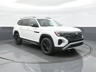 New 2025 Volkswagen Atlas Peak Edition SE image 1