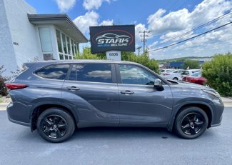 Used 2023 Toyota Highlander LE image 1