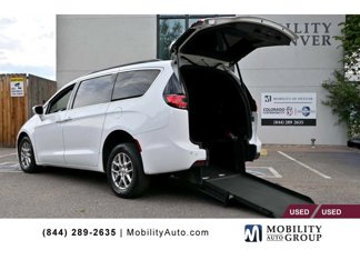 Used 2022 Chrysler Pacifica Touring image 1