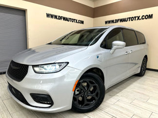 Used 2022 Chrysler Pacifica Limited w/ Uconnect Theater Family Group image 1
