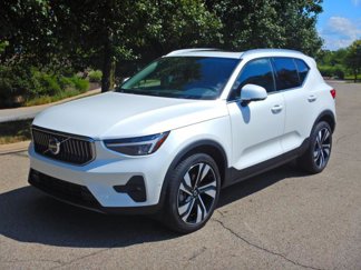 Used 2025 Volvo XC40 B5 Plus image 1