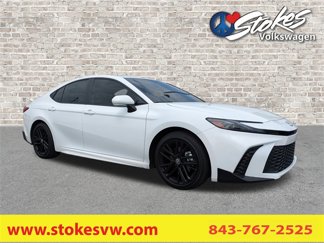 Used 2025 Toyota Camry SE image 1