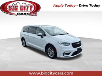 Used 2023 Chrysler Pacifica Touring-L image 1