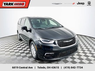 New 2025 Chrysler Pacifica Select image 1
