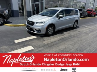 Used 2023 Chrysler Pacifica Touring-L image 1