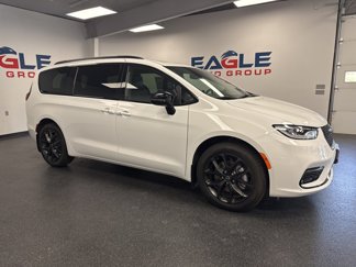 New 2025 Chrysler Pacifica Limited image 1