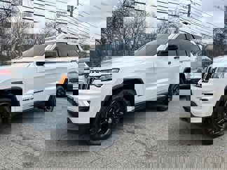 Used 2017 Jeep Grand Cherokee Laredo image 1