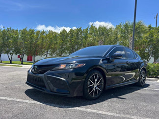 Used 2022 Toyota Camry SE image 1
