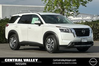 New 2025 Nissan Pathfinder SL image 1
