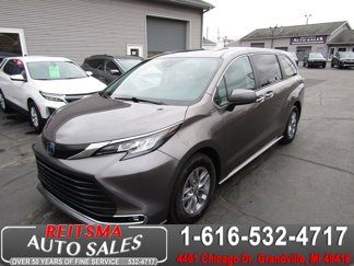 Used 2023 Toyota Sienna XLE image 1