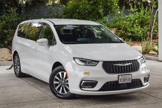 Used 2022 Chrysler Pacifica Touring-L image 1