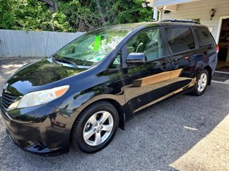 Used 2014 Toyota Sienna LE image 1