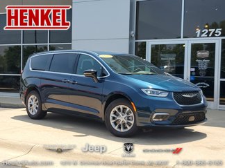 Used 2025 Chrysler Pacifica Select w/ Uconnect Theater Family Group image 1