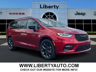 New 2026 Chrysler Pacifica Limited image 1