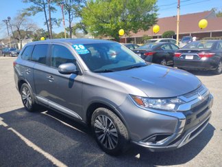 Used 2020 Mitsubishi Outlander SE image 1