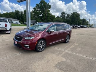 Used 2022 Chrysler Pacifica Limited w/ Uconnect Theater Family Group image 1