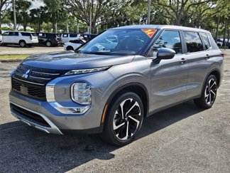 Used 2024 Mitsubishi Outlander SE image 1
