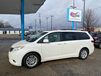 Used 2016 Toyota Sienna XLE image 1