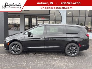 New 2025 Chrysler Pacifica Limited image 1