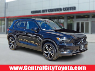 Used 2022 Volvo XC40 T5 R-Design image 1